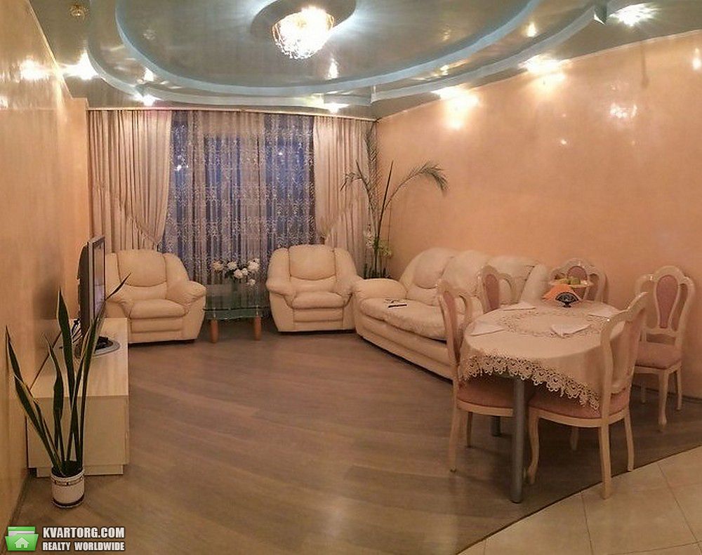 Rent out 3-room apartment. Киев,  Жилянская — photo 1
