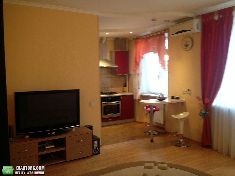 Rent out 2-room apartment. Киев,  Машиностроительная — photo 1