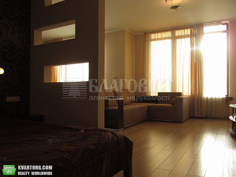 Rent out 1-room apartment. Киев,  Жилянская — photo 3