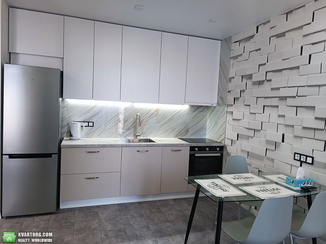 Rent out 1-room apartment. Киев, Салютная ул. — photo 1