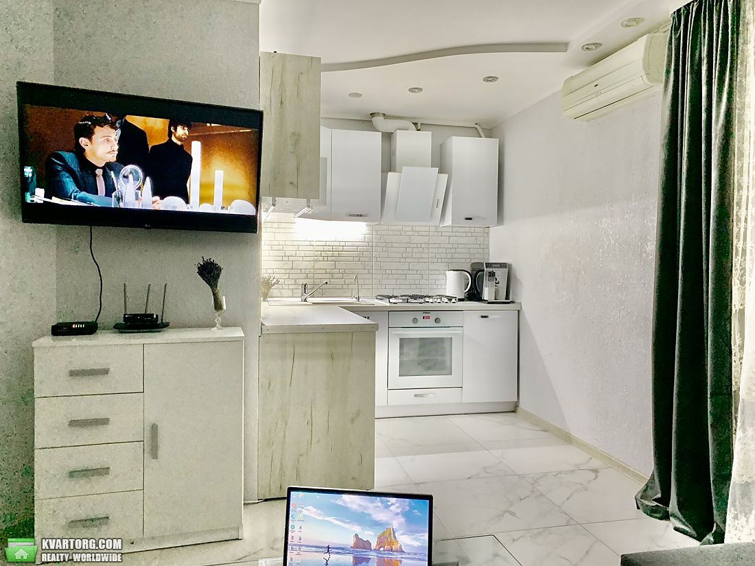 Rent out 2-room apartment. Киев,  Жилянская — photo 9