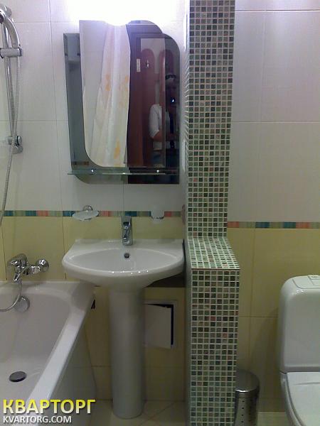 Rent out 2-room apartment. Киев, Жилянская — photo 7