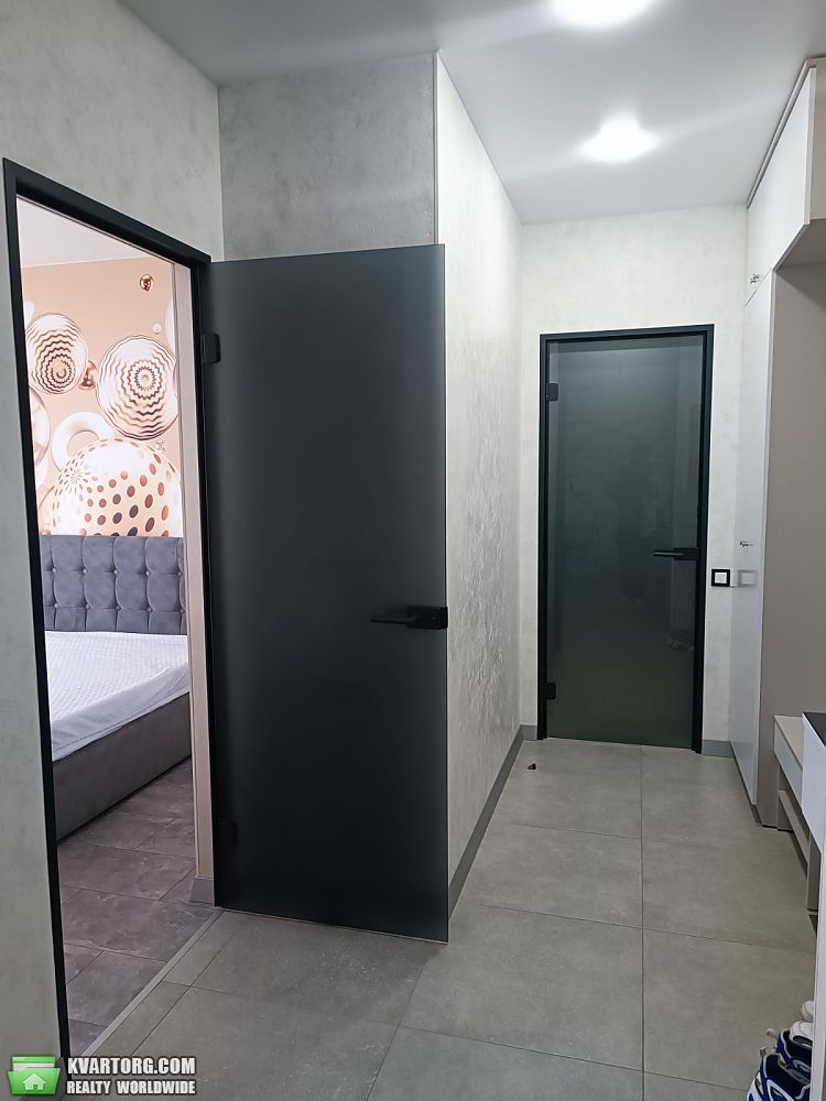 Rent out 1-room apartment. Киев, Салютная ул. — photo 4