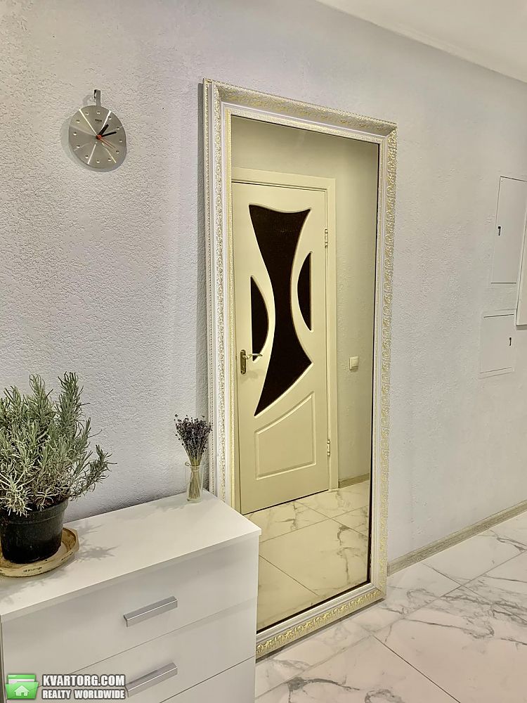 Rent out 2-room apartment. Киев,  Жилянская — photo 4