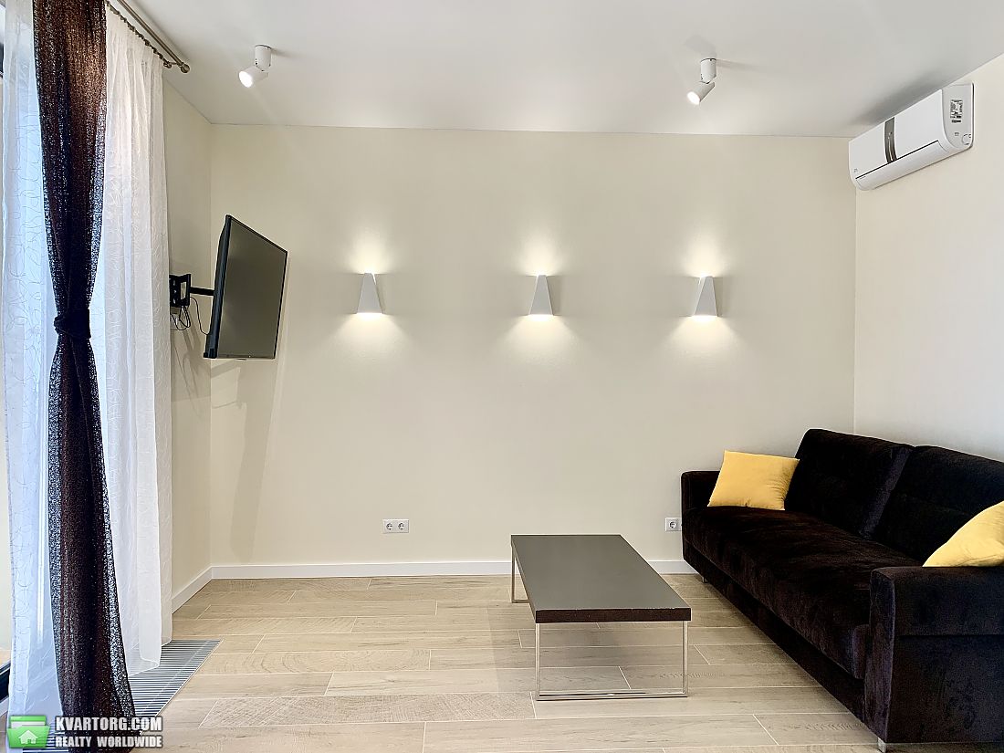 Rent out 2-room apartment. Киев, Набережно-Рибальська — photo 4