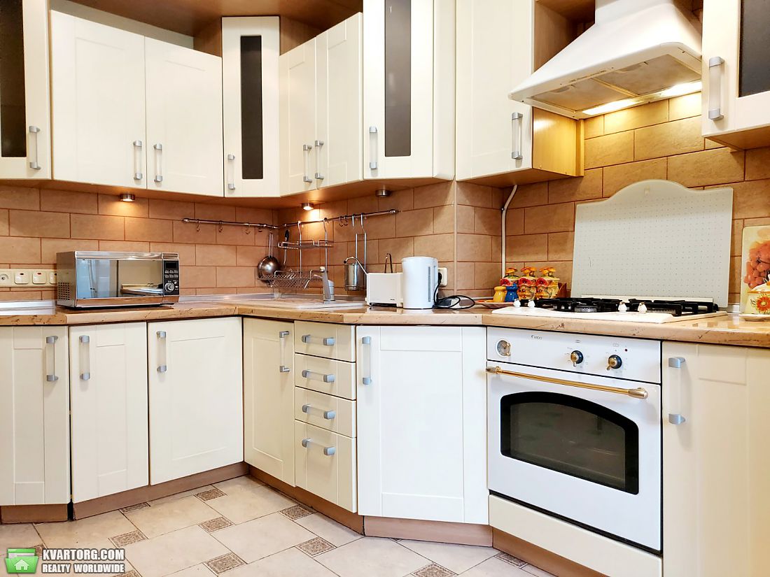 Rent out 3-room apartment. Киев,  Малоподвальная — photo 1
