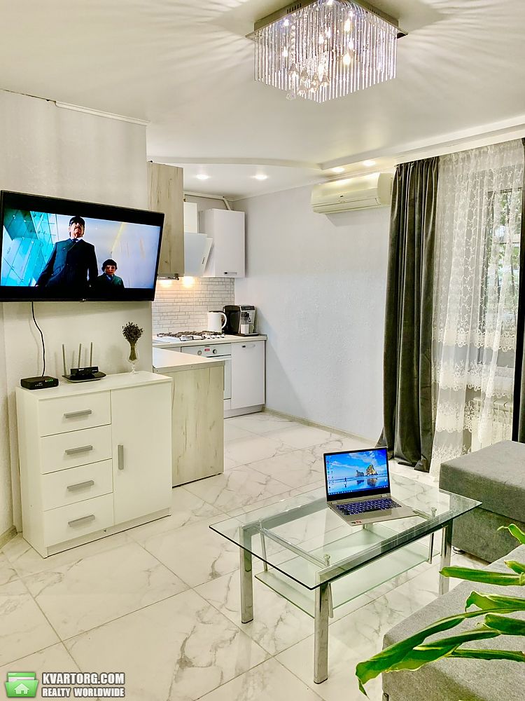 Rent out 2-room apartment. Киев,  Жилянская — photo 3