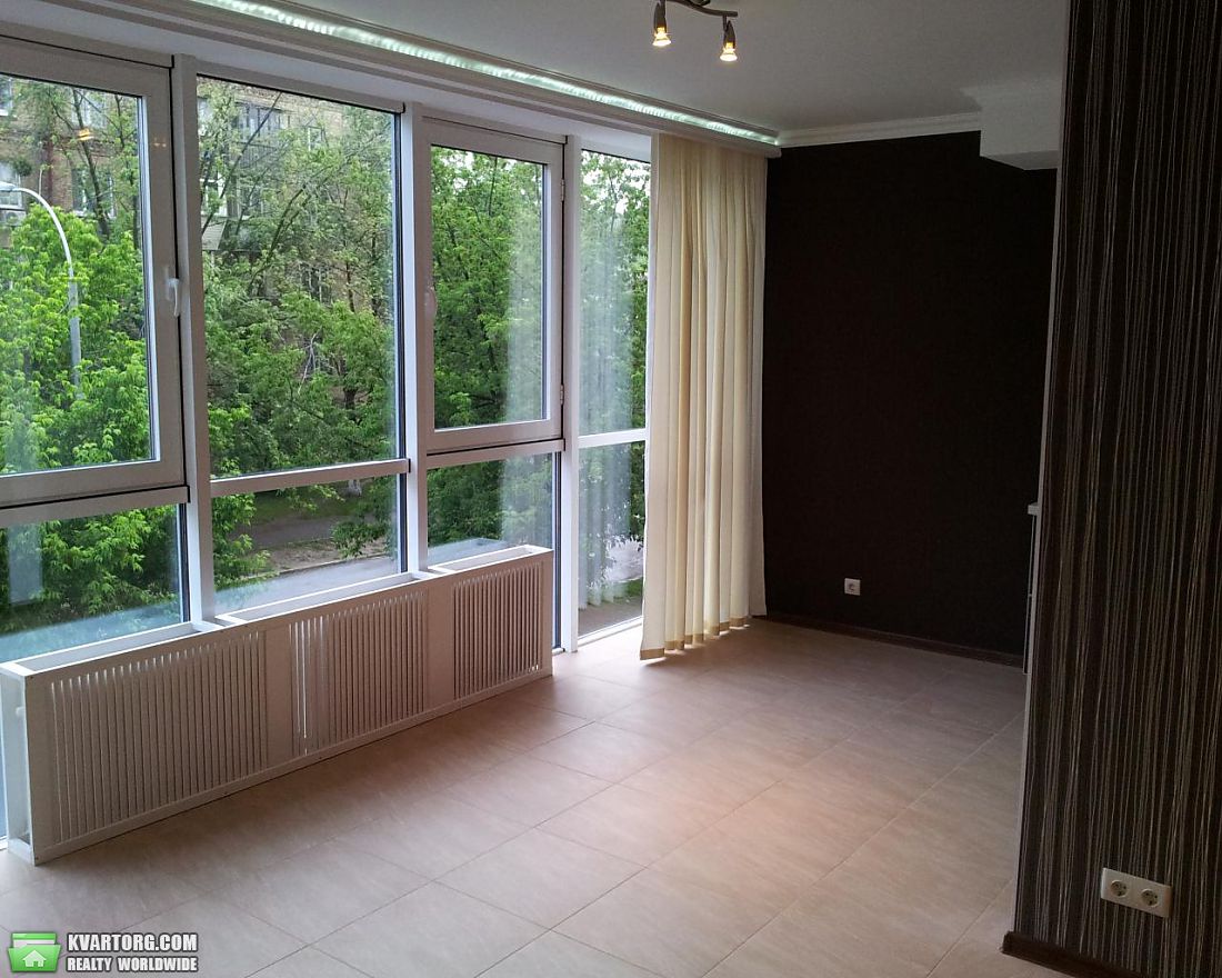 Rent out 2-room apartment. Киев,  Ямская — photo 1