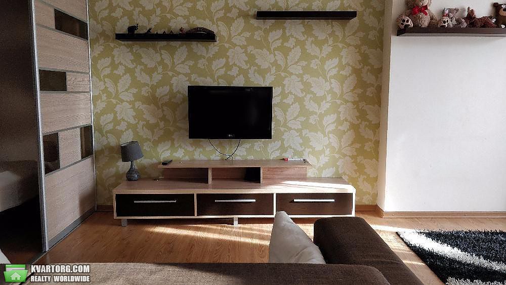 Rent out 2-room apartment. Киев,  Соломенская — photo 1