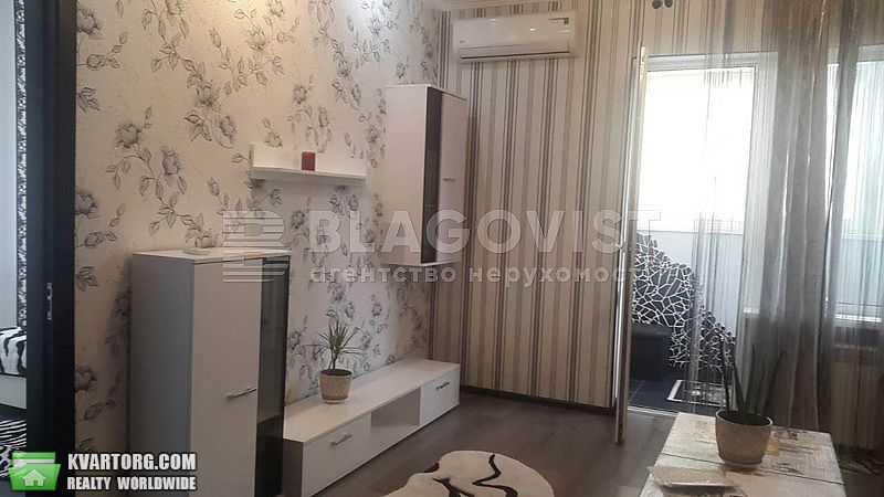 Rent out 2-room apartment. Киев, Соляна — photo 1