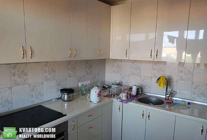 Rent out 3-room apartment. Киев,  Санаторная — photo 1