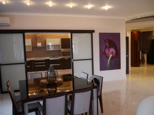 Rent out multi-room apartment. Киев,  Ирининская — photo 1