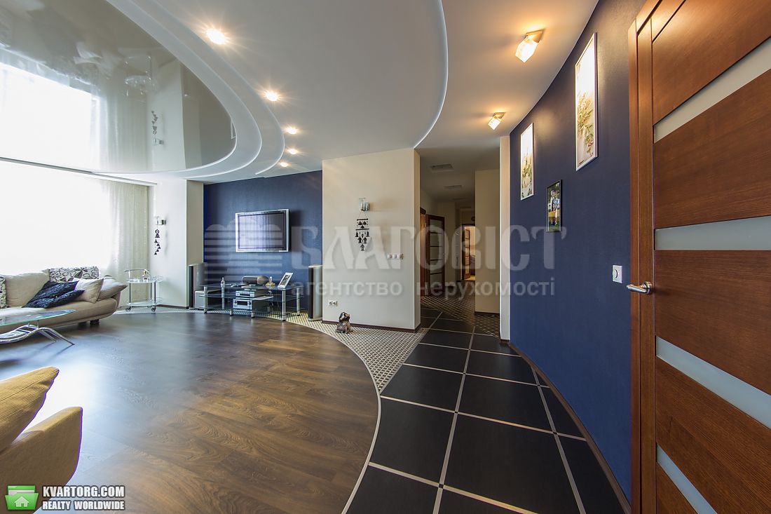 Rent out 3-room apartment. Киев,  Окипной — photo 1