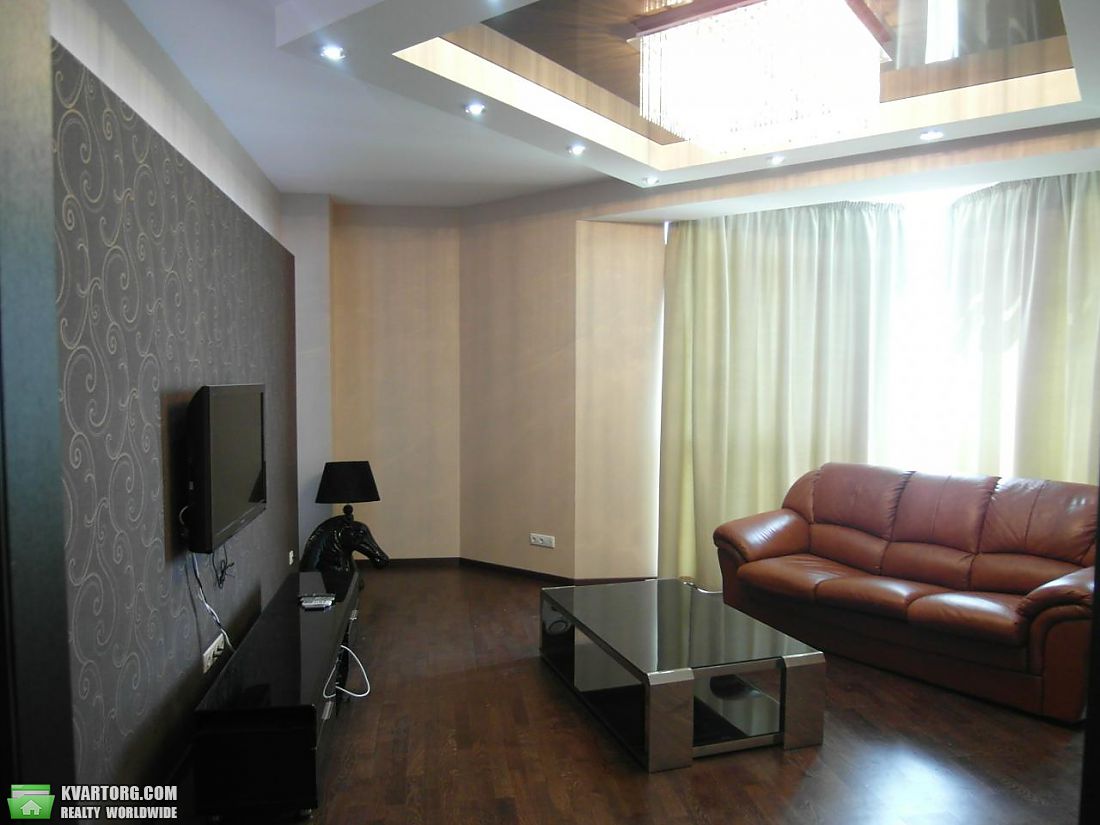 Rent out 2-room apartment. Киев,  Соломенская — photo 1