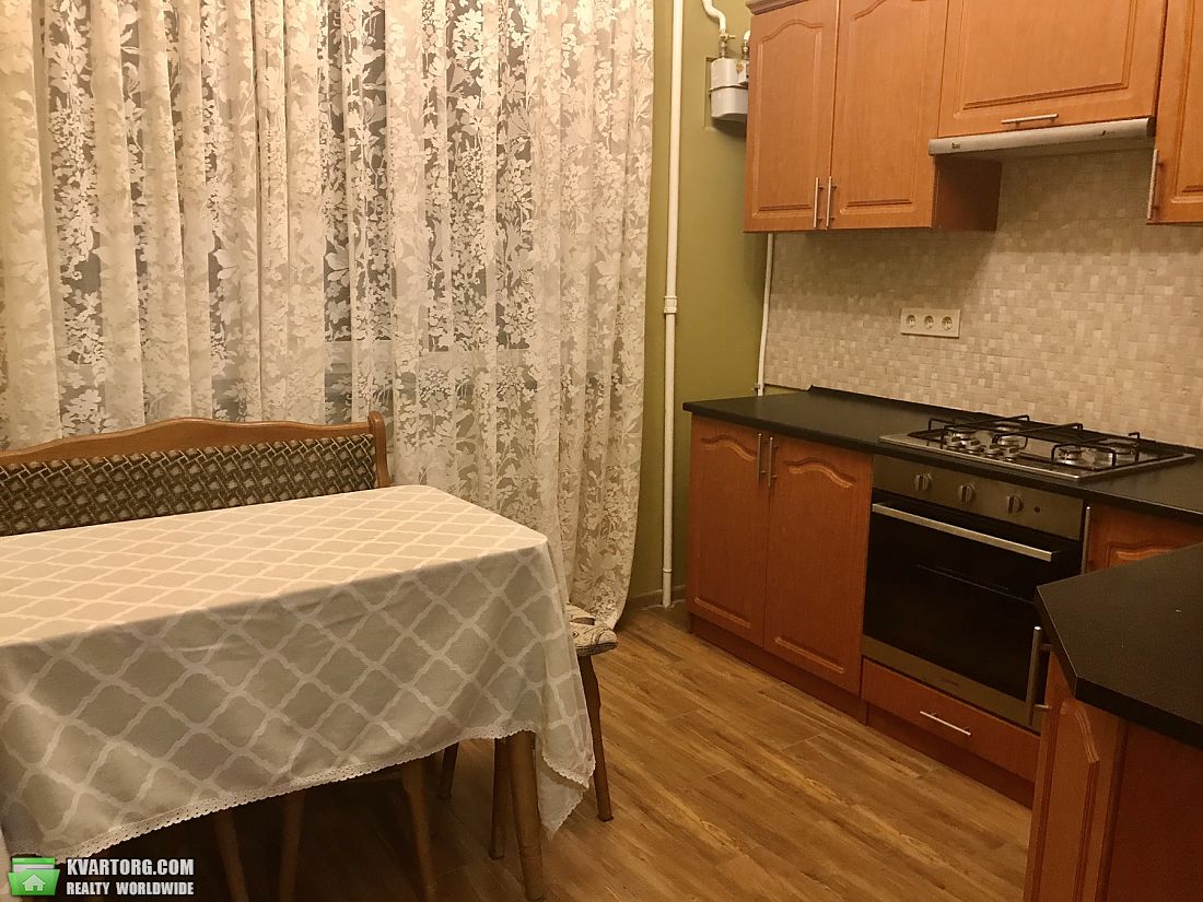 Rent out 1-room apartment. Киев,  Автозаводская — photo 1