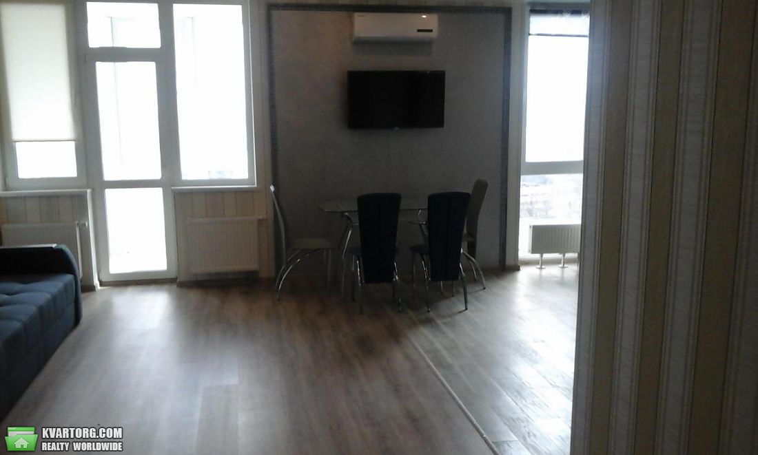 Rent out 1-room apartment. Киев,  Соборности — photo 1