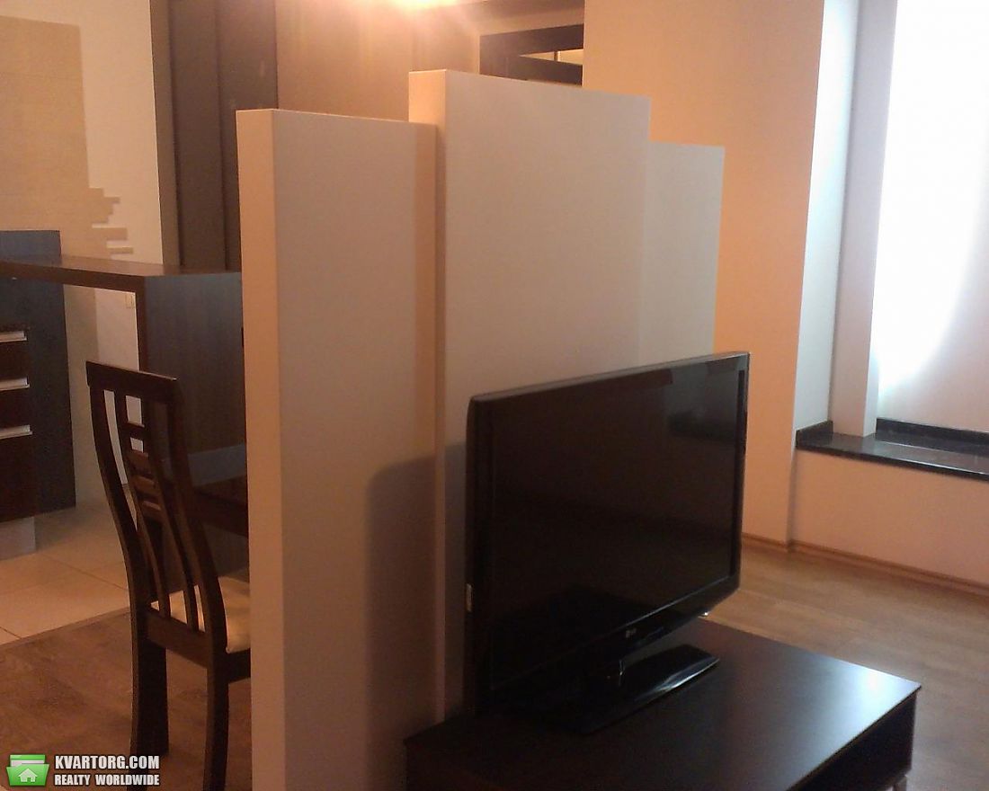 Rent out 3-room apartment. Киев,  Амосова — photo 2