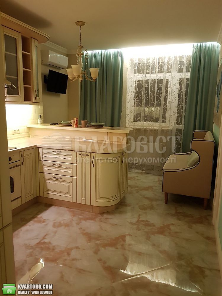 Rent out 2-room apartment. Киев,  Белорусская — photo 1