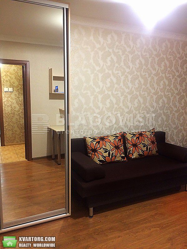 Rent out 1-room apartment. Киев,  Жилянская — photo 1