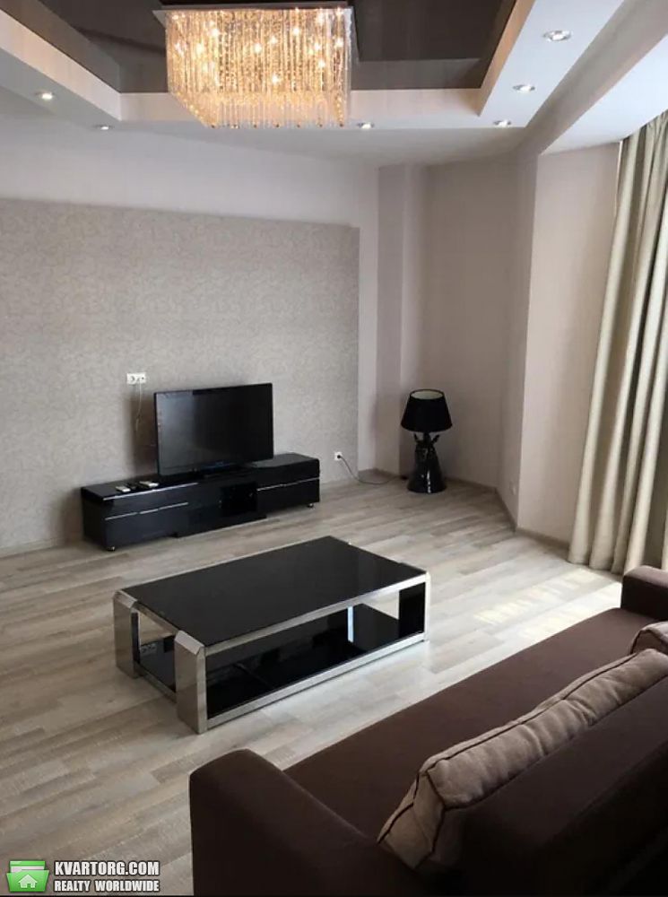 Rent out 2-room apartment. Киев,  Соломенская — photo 1