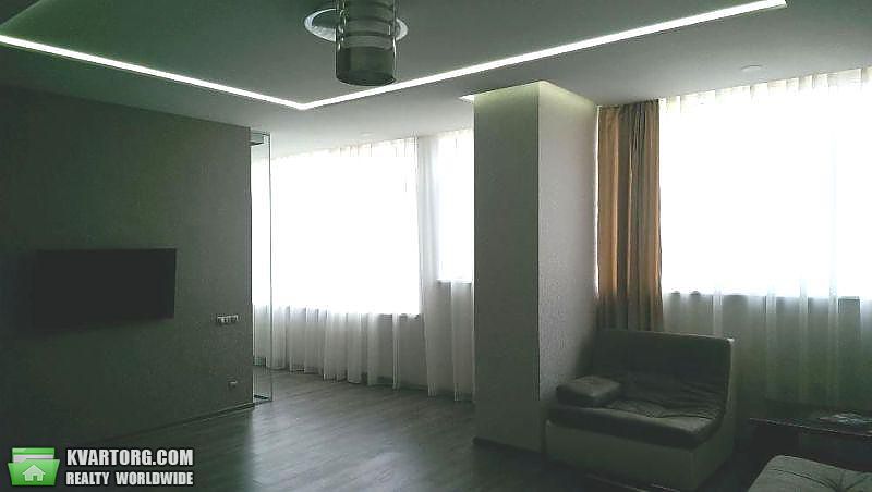Rent out 2-room apartment. Киев,  Щорса — photo 2