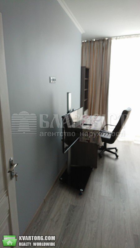 Rent out 3-room apartment. Киев,  Воссоединения пр — photo 2