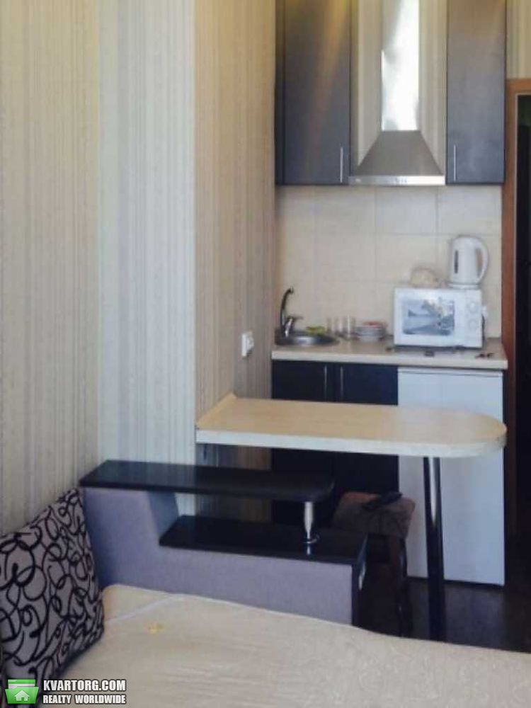 Rent out 1-room apartment. Киев, Жилянская — photo 2