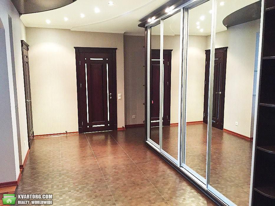 Rent out 3-room apartment. Киев,  Салютная — photo 10