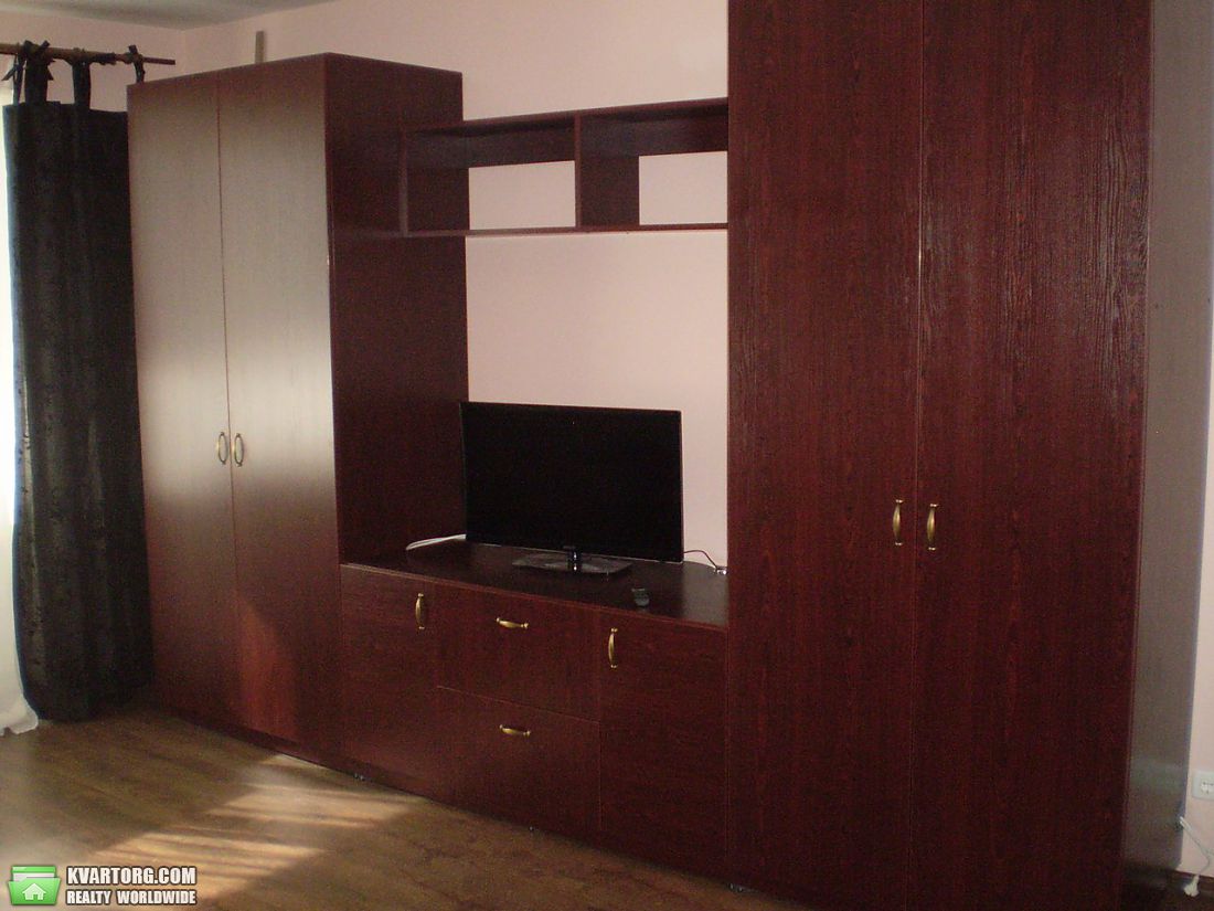 Rent out 2-room apartment. Киев,  Тростянецкая — photo 1