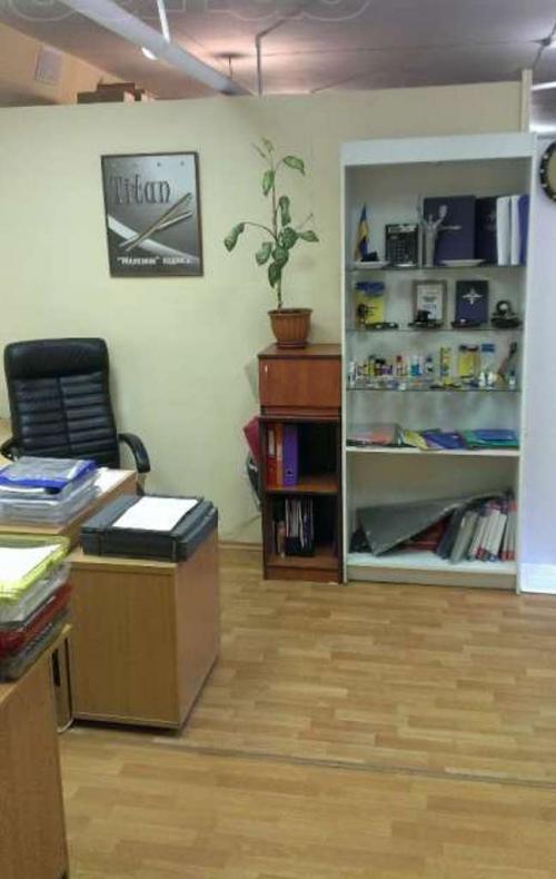 Rent out office. Киев, Почайнинская — photo 1