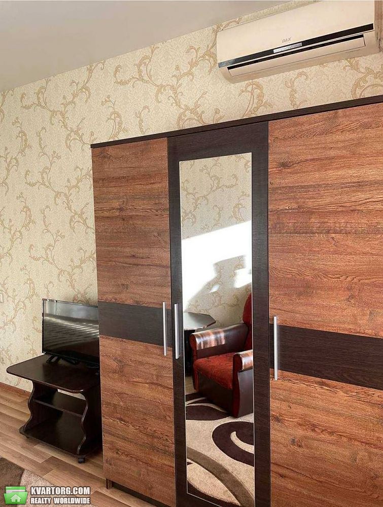 Rent out 1-room apartment. Киев, Повітряних сил — photo 8