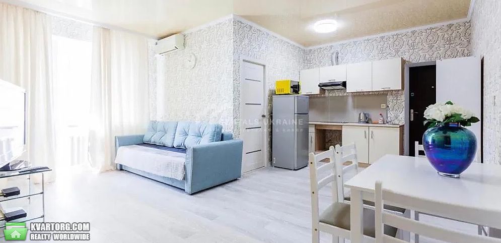 Rent out 3-room apartment. Киев,  Бассейная — photo 1
