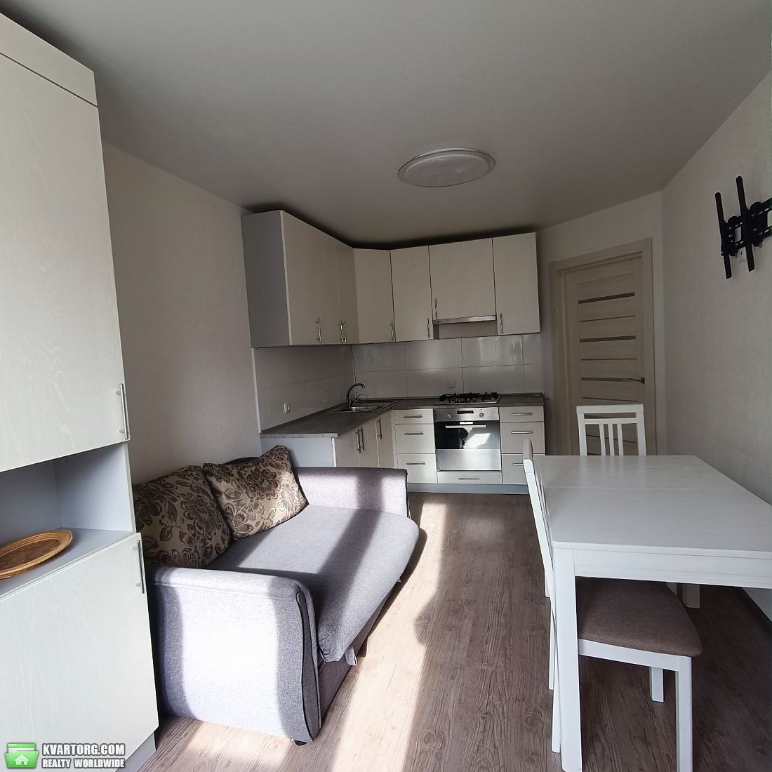 Rent out 1-room apartment. Киев, Бархатная — photo 1