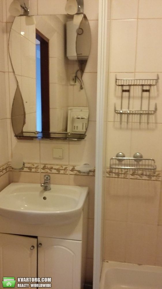 Rent out 2-room apartment. Киев, Соломенская — photo 7