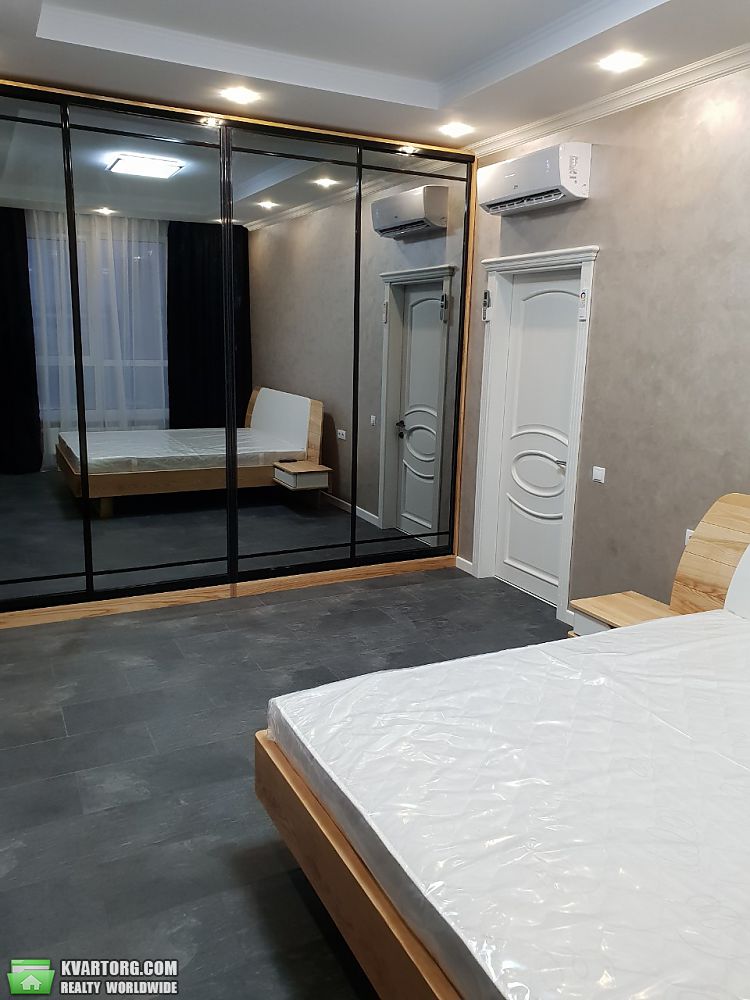 Rent out 2-room apartment. Киев, Леси Украинки бульвар — photo 2