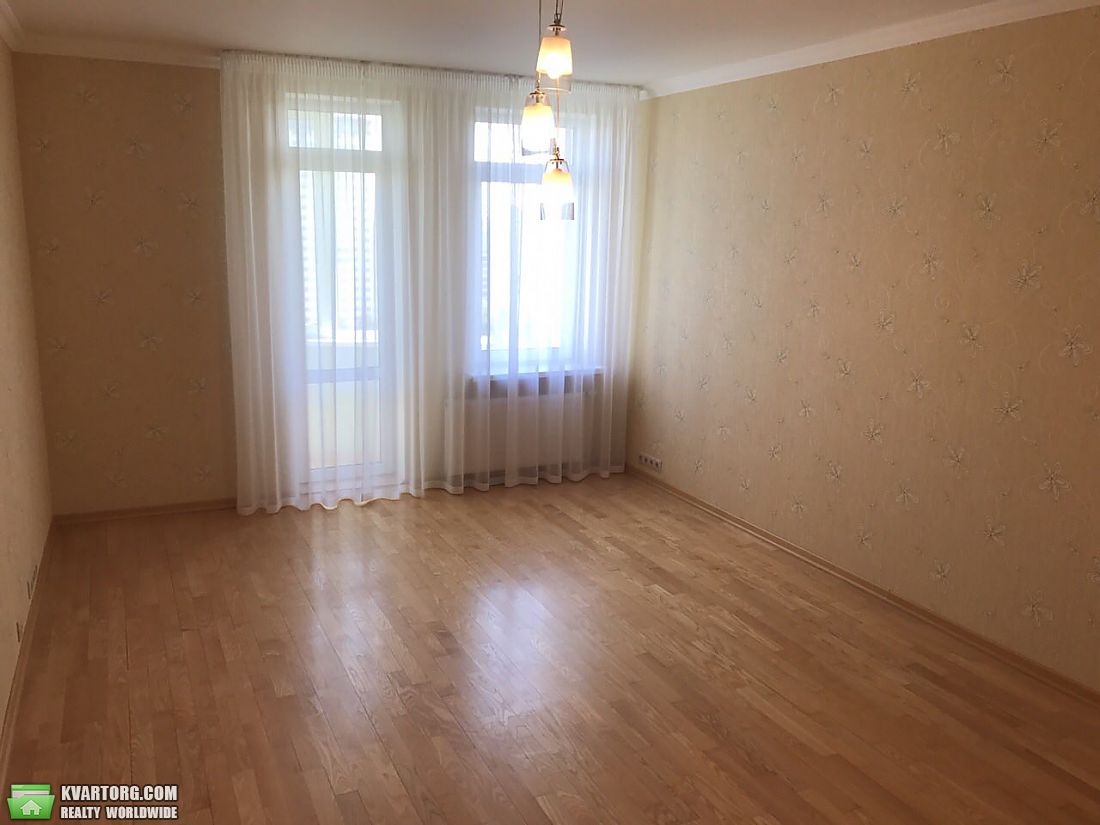 Rent out 4-room apartment. Киев,  Львовская — photo 1