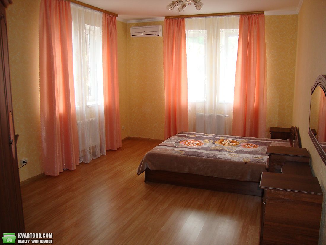 Rent out 2-room apartment. Киев,  Голосеевская — photo 1