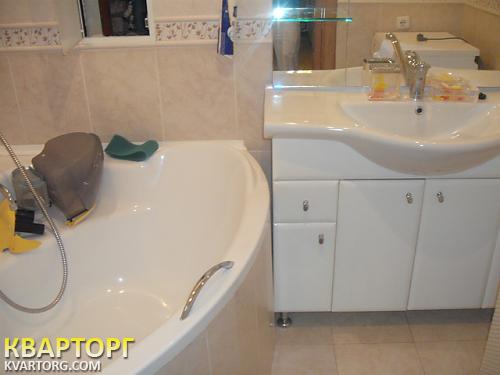 Rent out 2-room apartment. Киев, Верховной Рады бульв. — photo 9