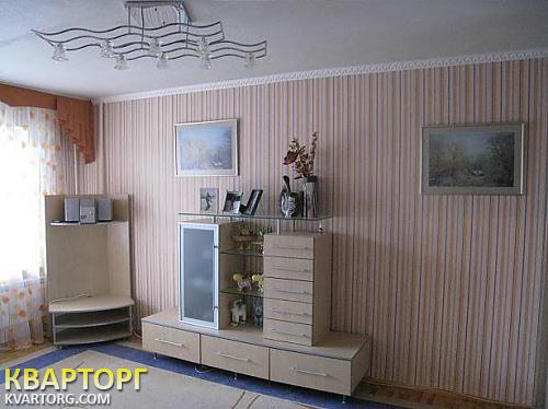 Rent out 3-room apartment. Киев,  Салютная — photo 1