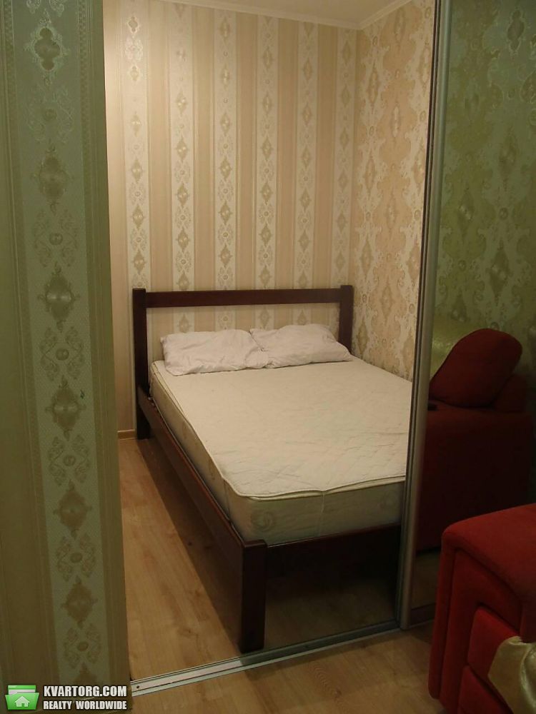 Rent out 2-room apartment. Киев,  Чавдар — photo 1