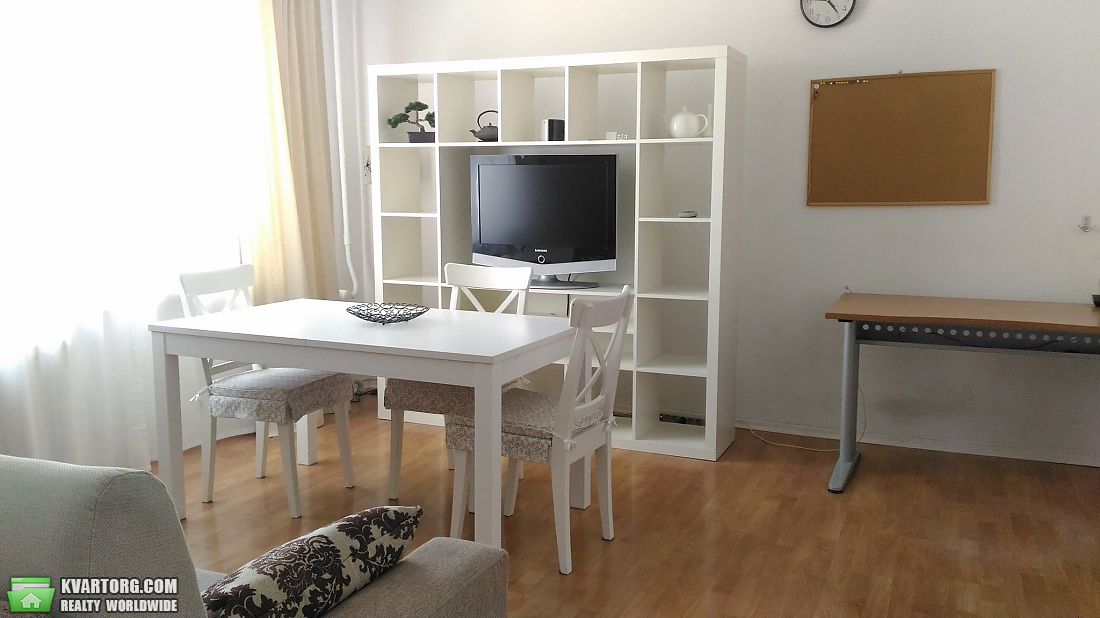 Rent out 3-room apartment. Киев,  Прилужная — photo 1