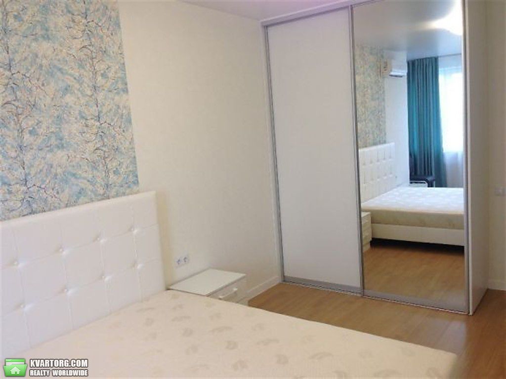 Rent out 2-room apartment. Киев, Комарова проспект — photo 4