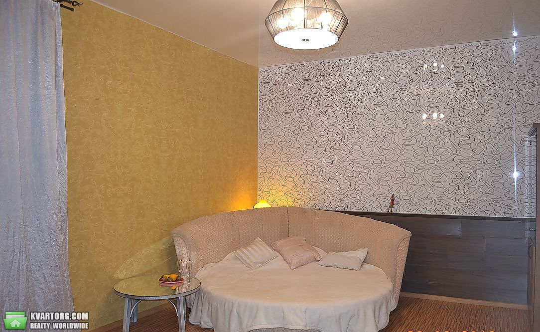 Rent out 2-room apartment. Киев,  Братская — photo 1