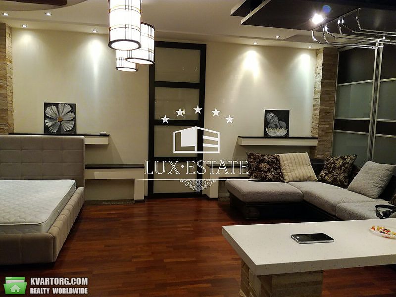 Rent out 2-room apartment. Киев,  Жилянская — photo 1