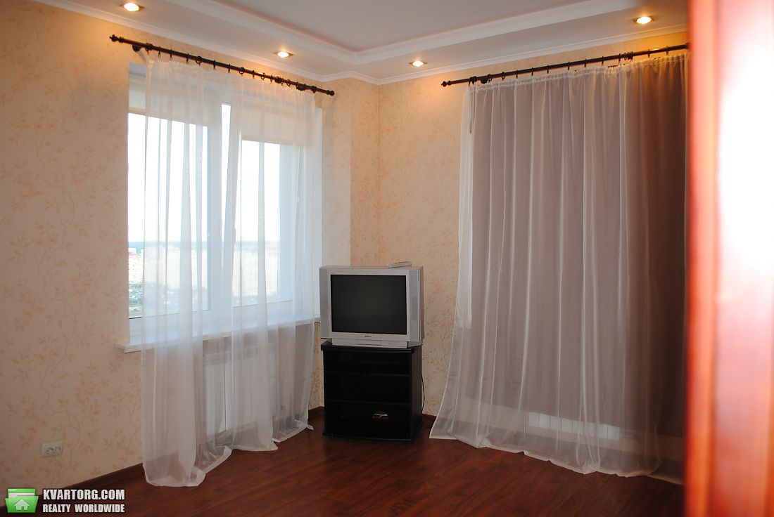 Rent out 2-room apartment. Киев,  Срибнокильская — photo 7