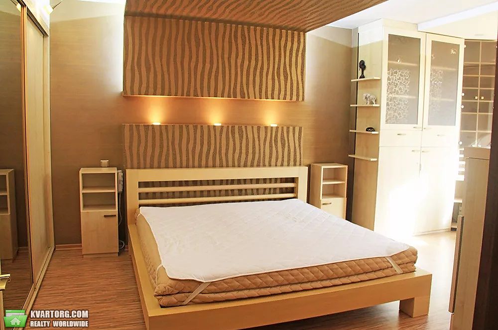 Rent out 4-room apartment. Киев, Срибнокильская — photo 1