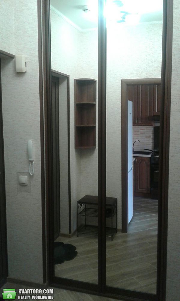 Rent out 1-room apartment. Киев, Соборности — photo 4