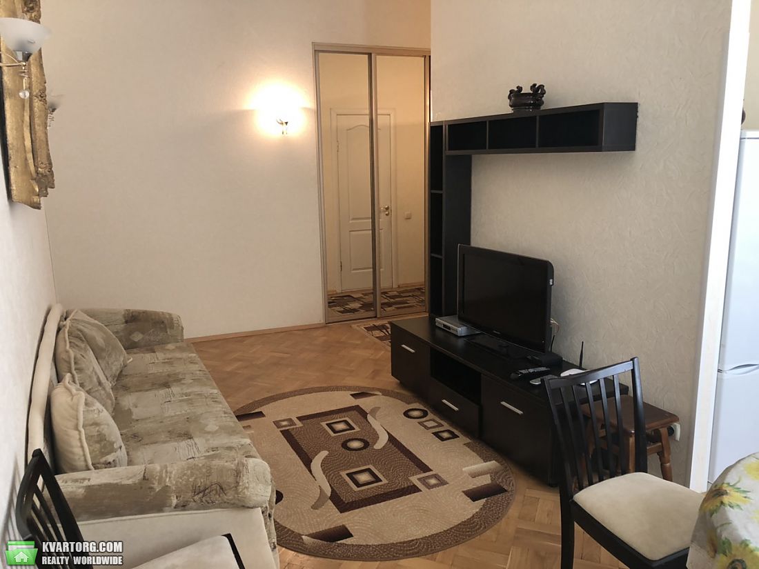 Rent out 1-room apartment. Киев,  Франко — photo 2