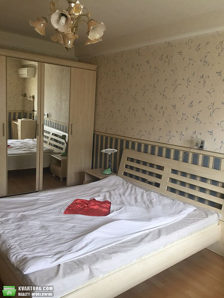 Rent out 3-room apartment. Киев,  Булаховского — photo 1