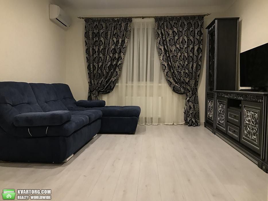 Rent out 2-room apartment. Киев,  Панельная — photo 1